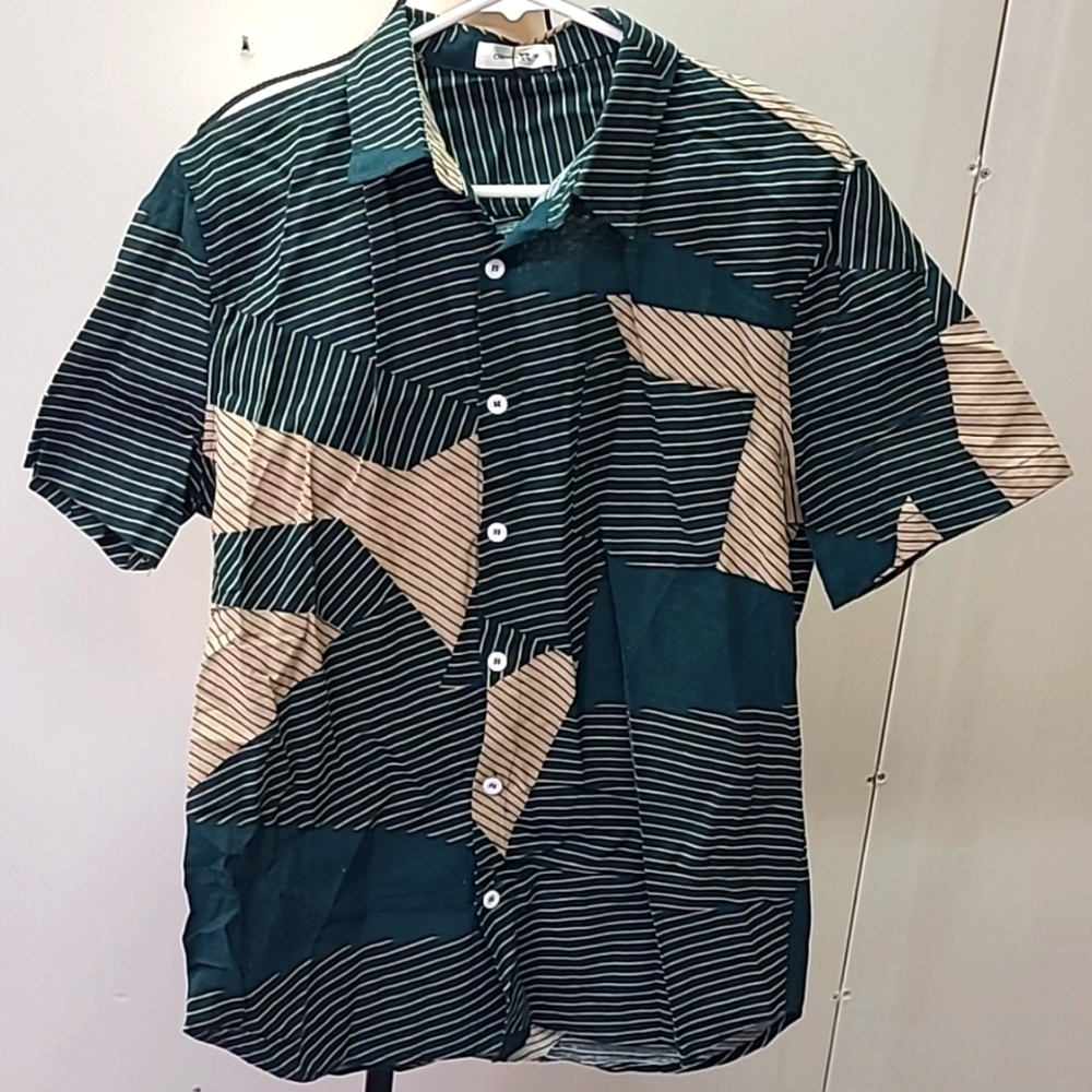 Charmkp Size M Green and Beige Patterned Casual Button Down Shirt